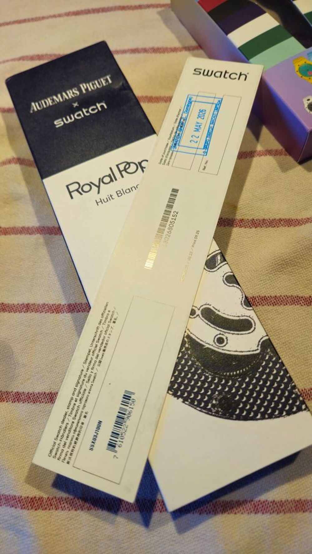 Montre Swatch Audemars Piguet Royal Oak blanche Bijoux et montres