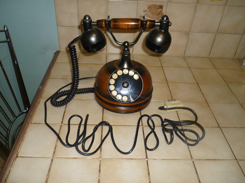 t&eacute;l&eacute;phone ancien 
Tlphones et tablettes