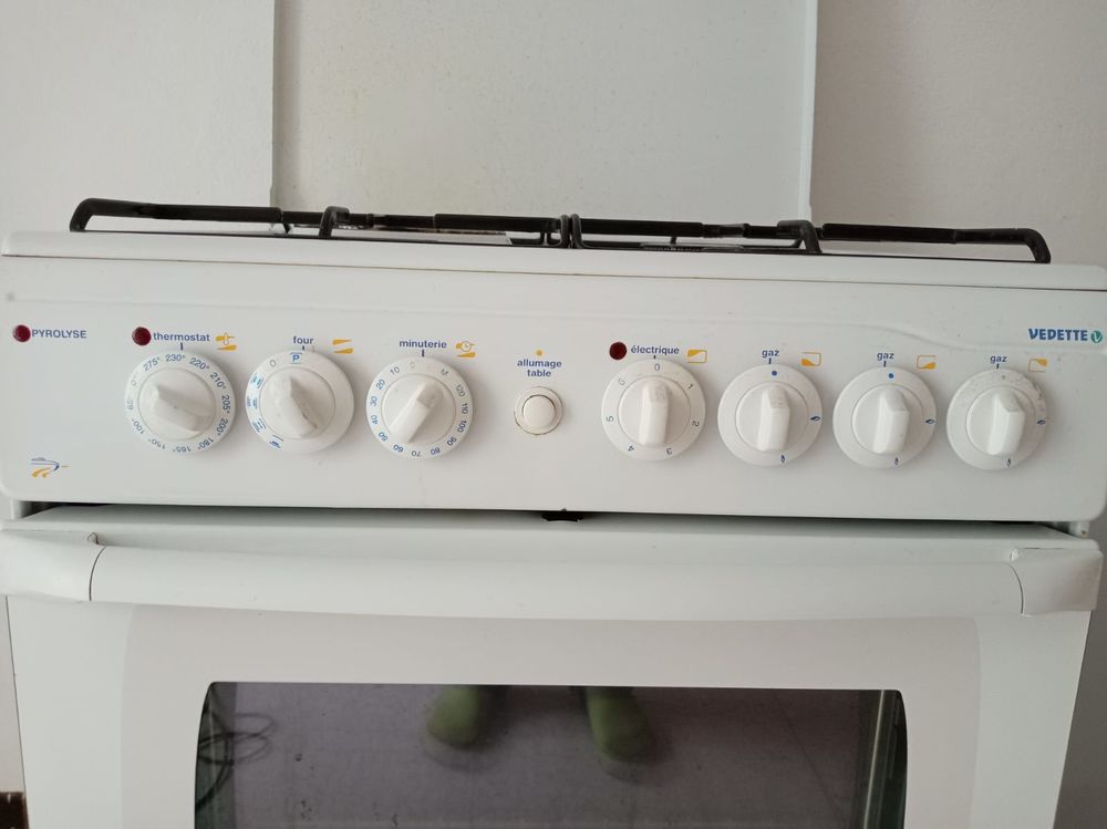 Cuisini&egrave;re marque "VEDETTE" &agrave; pyrolyse Electroménager
