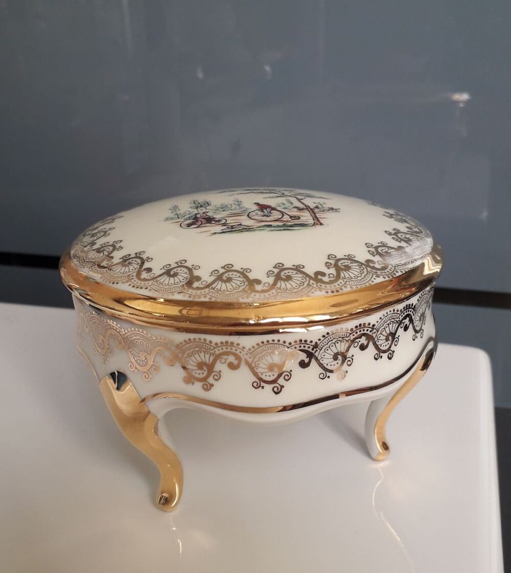 Bonbonni&egrave;re tripode en porcelaine de Limoges ( J-S ) 