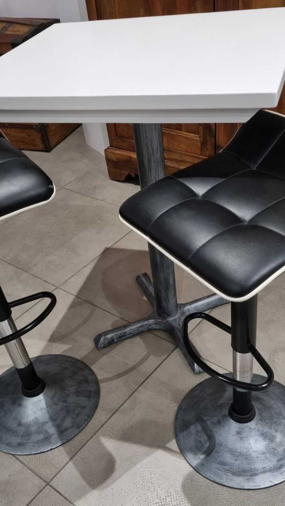 Superbe mange debout avec ces 2 tabourets r&eacute;glables &eacute;tat NEU Meubles