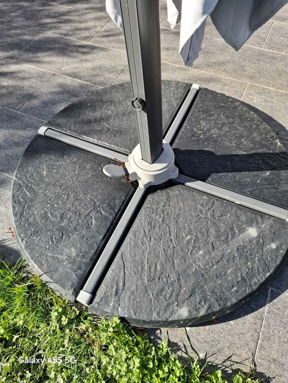 Parasol d&eacute;port&eacute; avec dalles Meubles