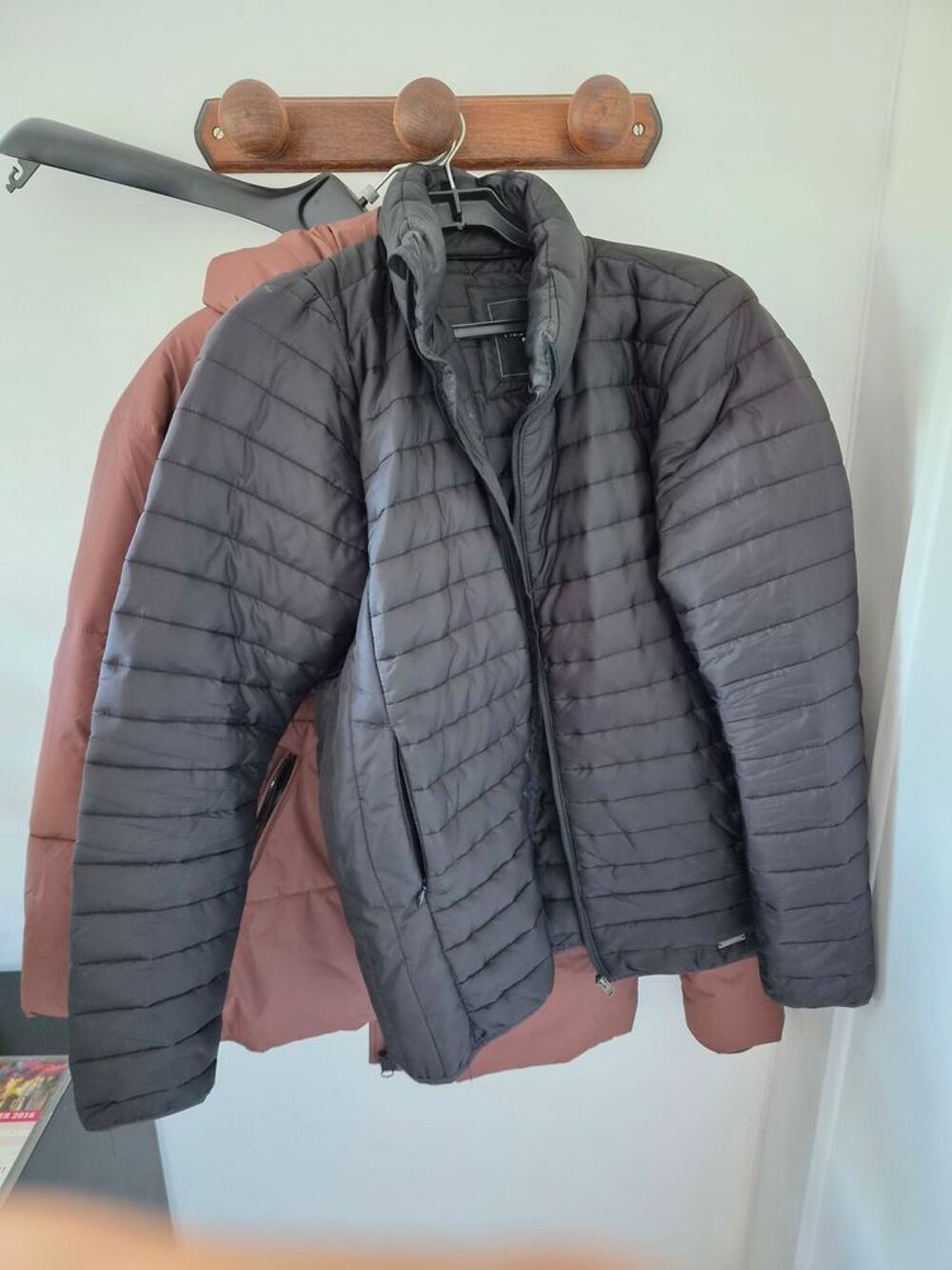 Veste noire sans capuche matelassee 44
Doudoune marron neuv
Vêtements