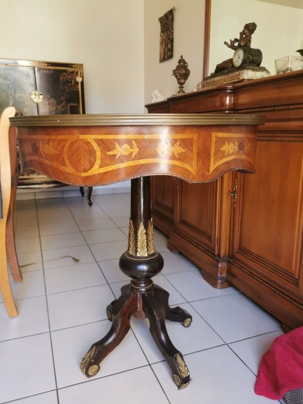 Grand gu&eacute;ridon avec plateau en marqueterie Meubles