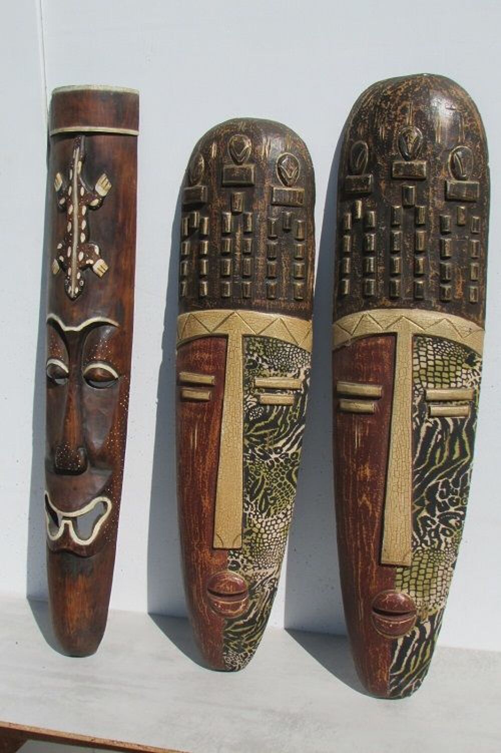 3 grands masques ethniques africains , en bois sculpt&eacute; Décoration