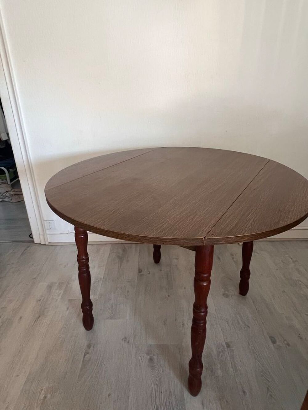 table &agrave; manger et trois chaises (chaises offertes) Meubles
