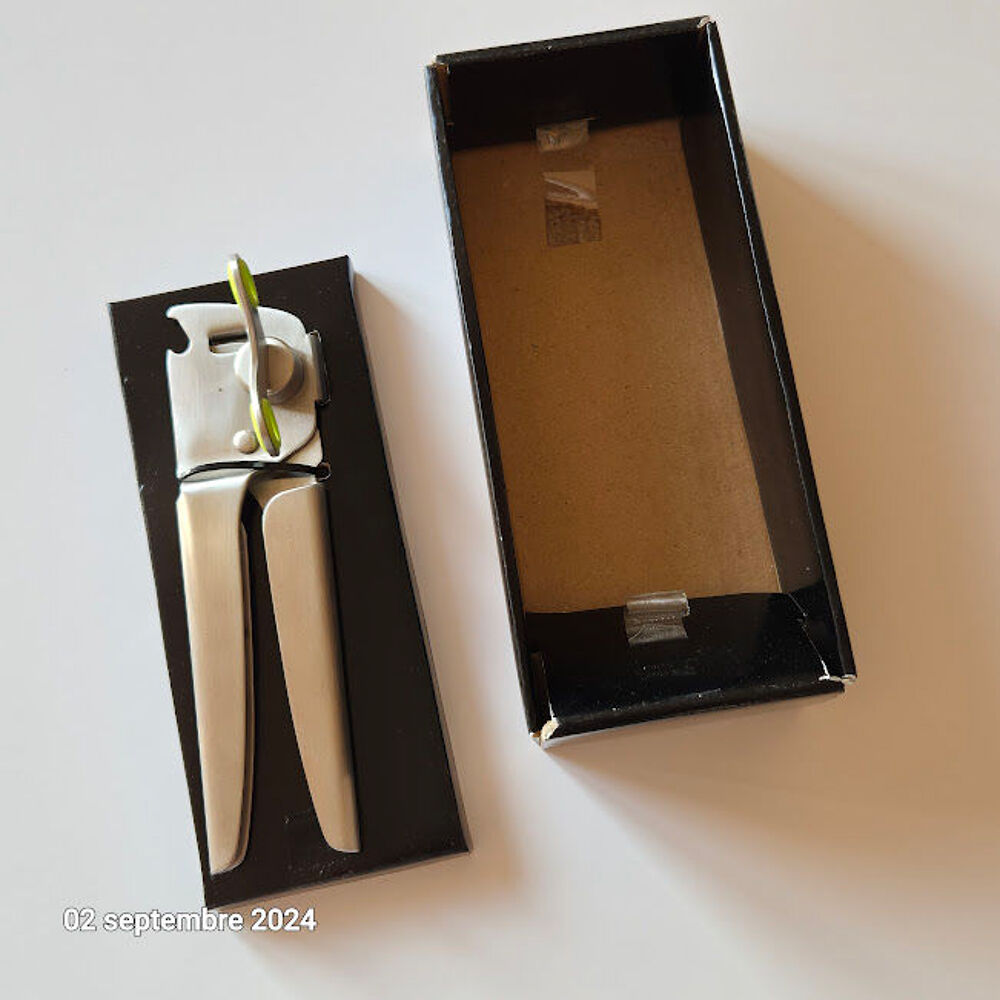 Magnifique ouvre bo&icirc;te en m&eacute;tal &eacute;pais de qualit&eacute;, tout inox Cuisine