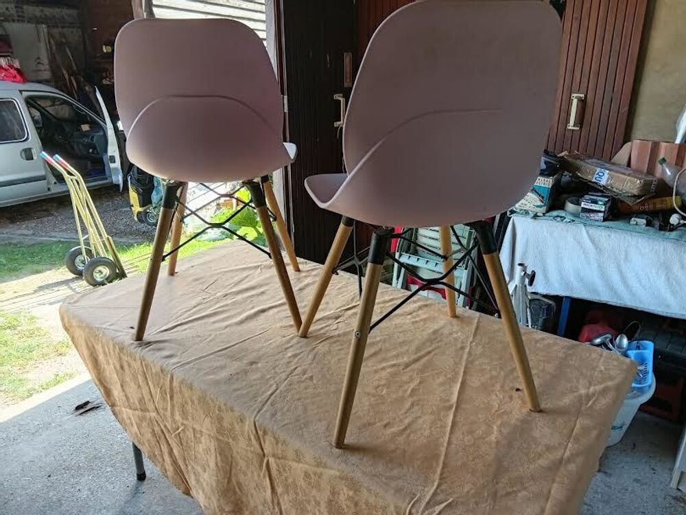 2 CHAISES COQUE PLASTIQUE ET PIEDS EN BOIS Meubles