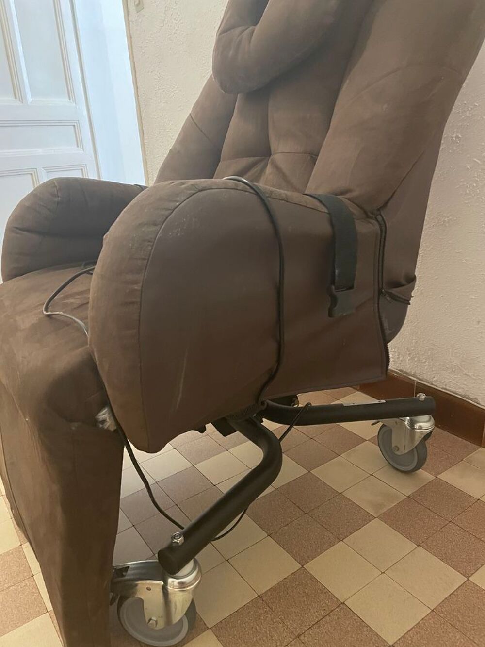 Fauteuil &eacute;lectrique m&eacute;dical Meubles