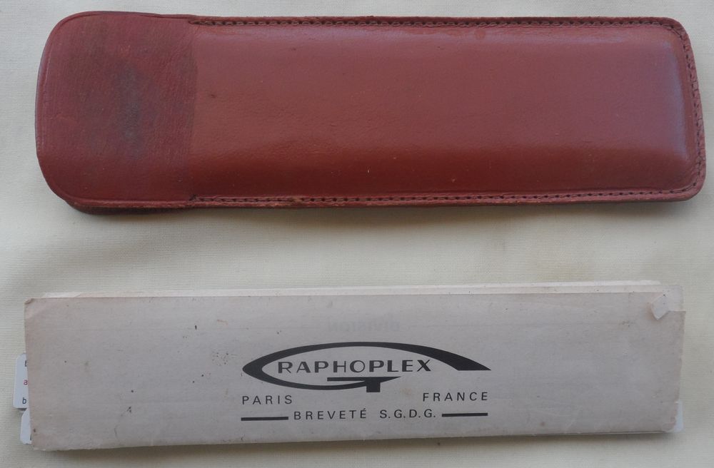 R&egrave;gle &agrave; calculer ancienne Graphoplex Paris dans un &eacute;tui cuir 