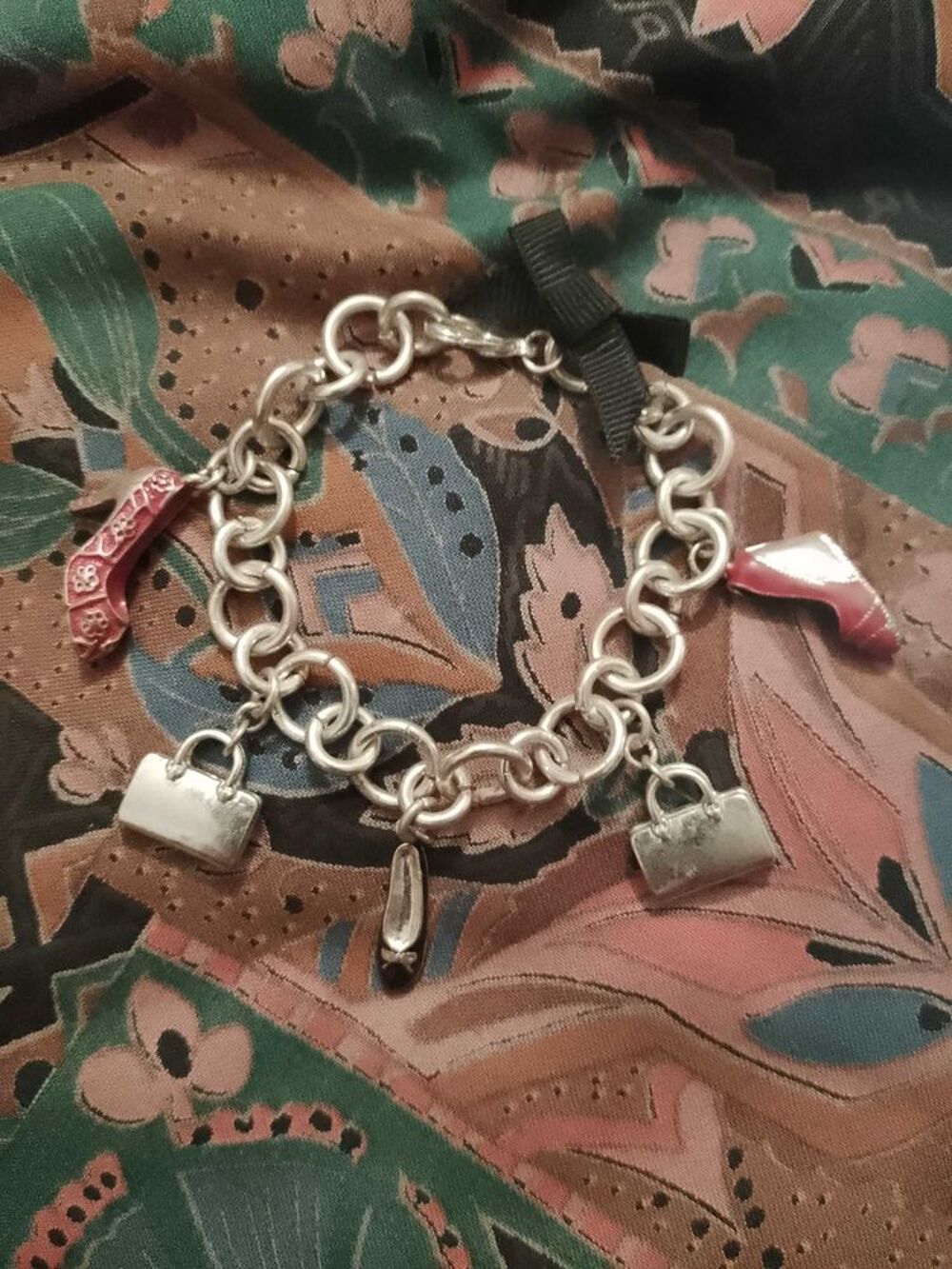 bracelet en m&eacute;tal argent&eacute; th&egrave;me shopping enfants. Bijoux et montres