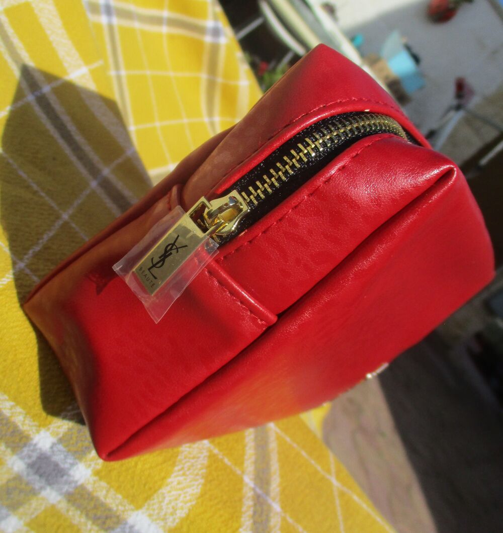 Trousse &agrave; Maquillage Effet Cuir Rouge - Neuve Maroquinerie