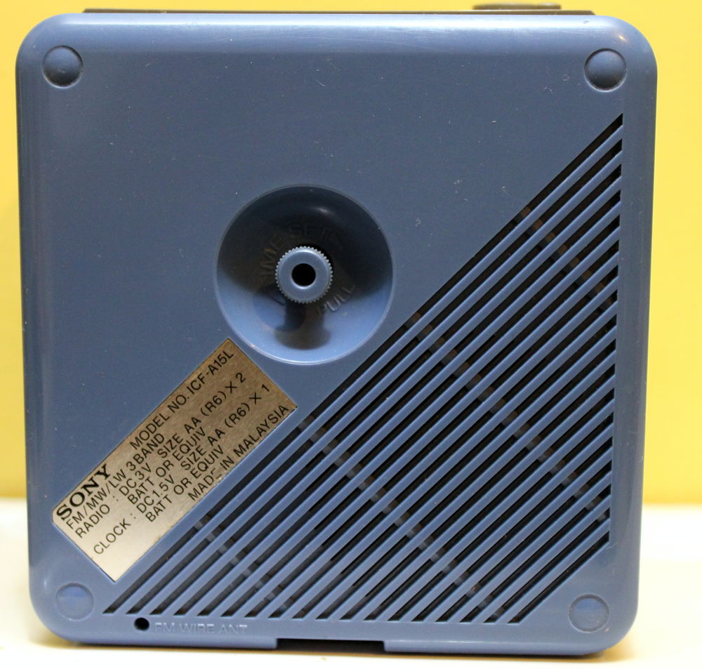Radio-r&eacute;veil Sony ICF-A15L.
1980 Japon.
design Memphis Audio et hifi