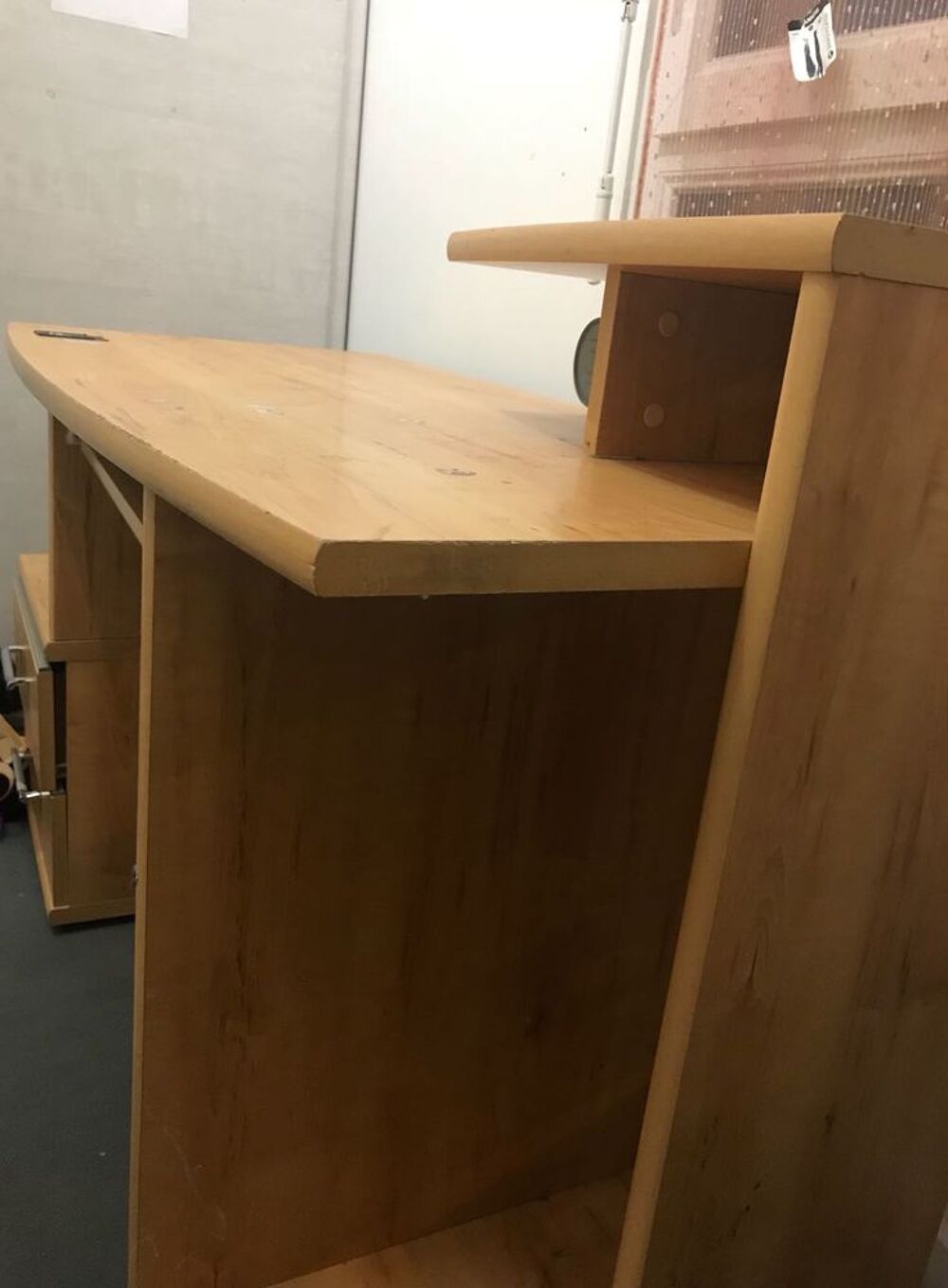 Vends lits superpos&eacute;s avec tiroirs et un bureau en bon &eacute;tat Meubles