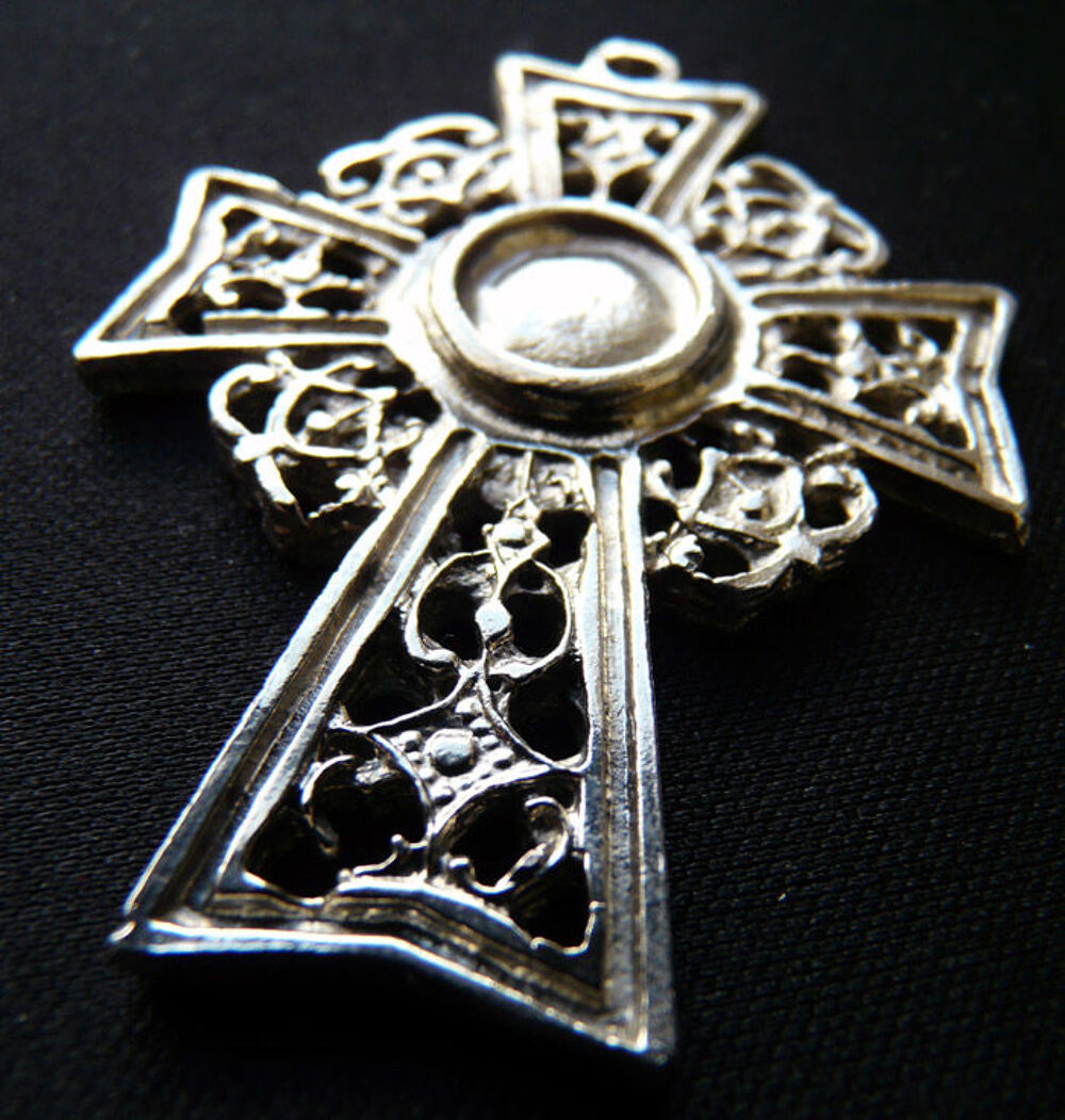 Croix Celtique Runique pendentif M&eacute;tal couleur argent&eacute; (90's Bijoux et montres