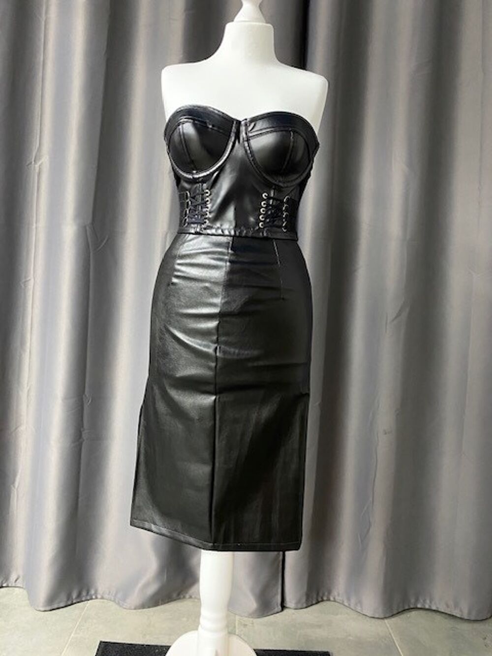 V&ecirc;tement ( Bustier+ jupe taille S ) Vêtements