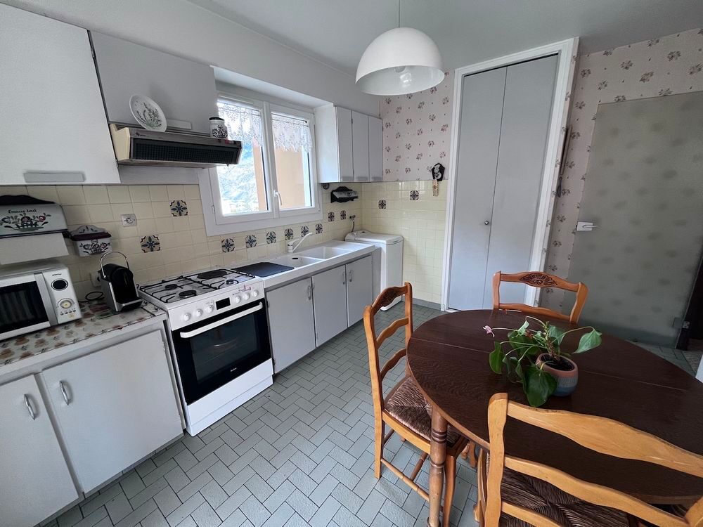 Vente Appartement SAINT JEAN DE MAURIENNE Au coeur du quartier résidentiel des Clapeys, à proximité immédiate d'un arrête de bus, découvrez ce très agréable T4/5 de 89 m2, spacieux et lumineux, complété par une loggia fermée et par un grand balcon-terrasse carrelée équipé Saint-jean-de-maurienne