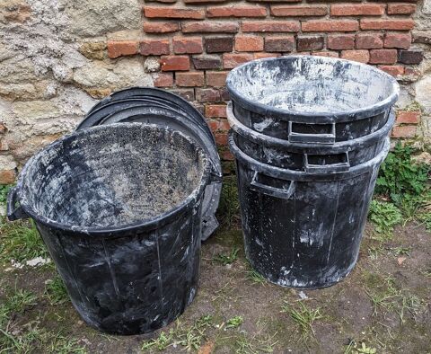Poubelles noire plastique 10 Le Ch�telet (18)