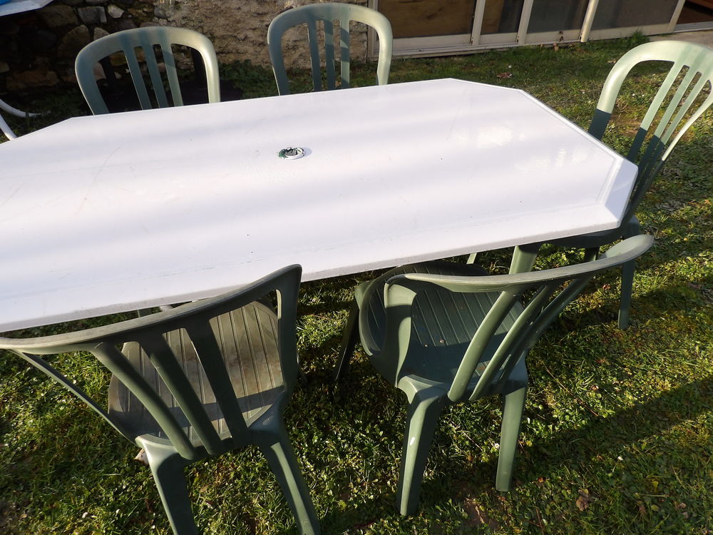 TABLE ext&eacute;rieur en BLANC de 170 x 95 cm avec 5 chaises Meubles