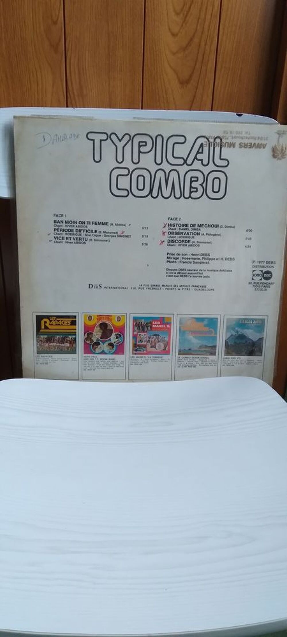 UN VINYLE DE MUSIQUE TROPICALE VINTAGE CD et vinyles