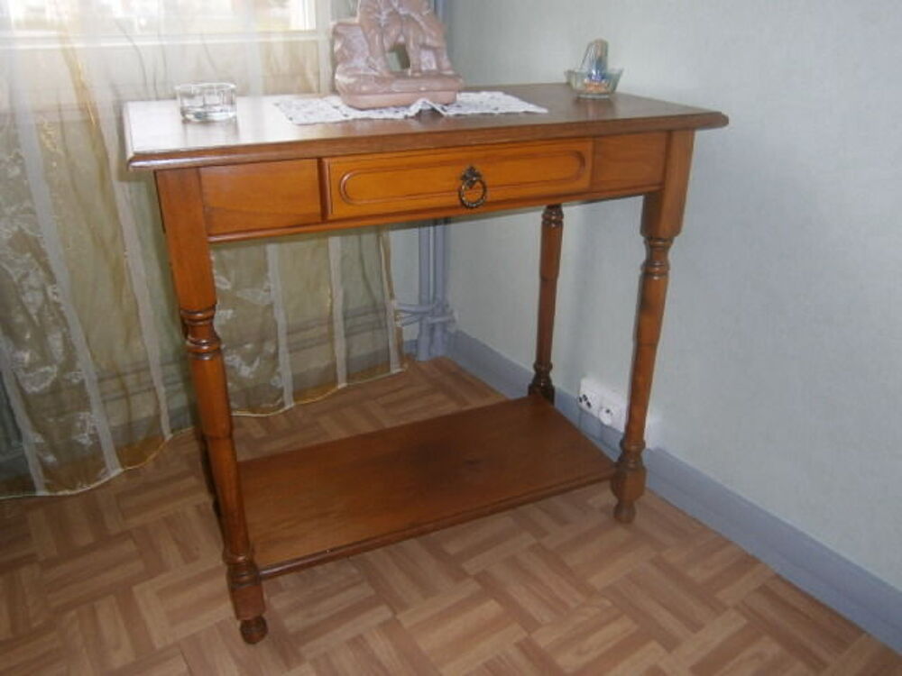 TABLE DE CHAMBRE Meubles