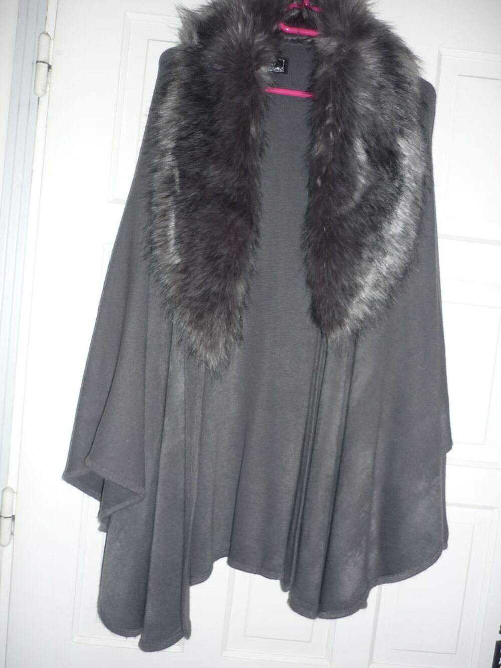 cape avec col en fourrure synthetique.
Vêtements