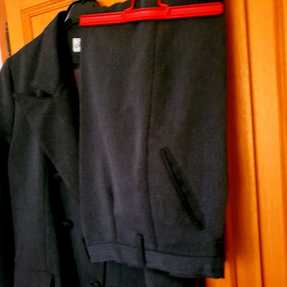 costume 3 pi&egrave;ces. jupe , pantalon , veste . Vêtements