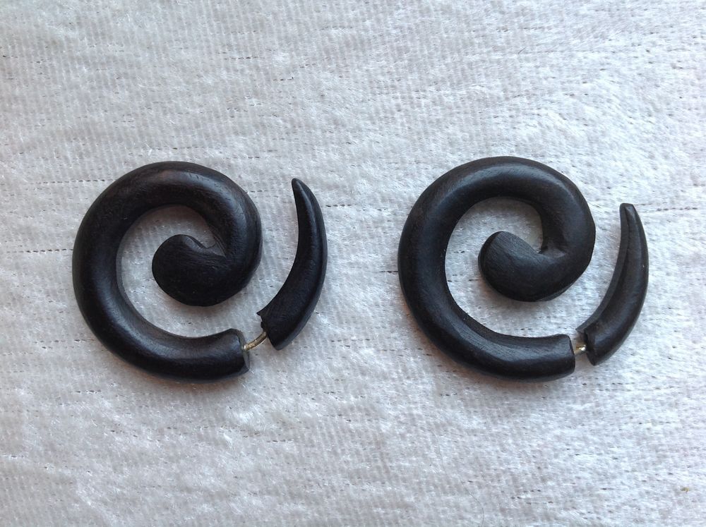BOUCLES OREILLES FAUX PIERCING &Eacute;CARTEUR Envoi Possible
Bijoux et montres