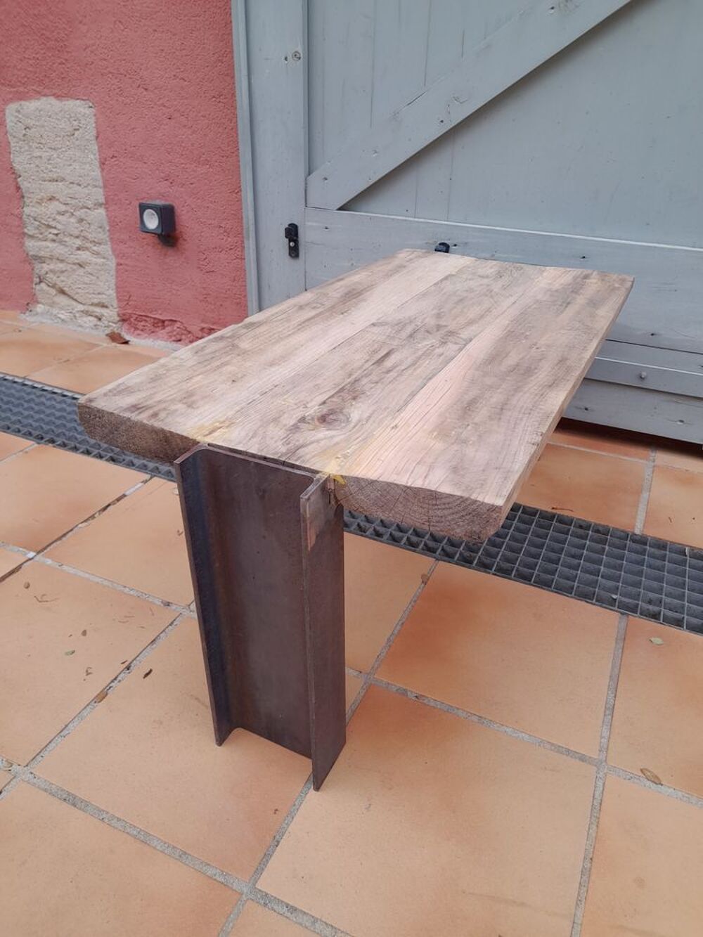 1 table basse brutaliste Meubles