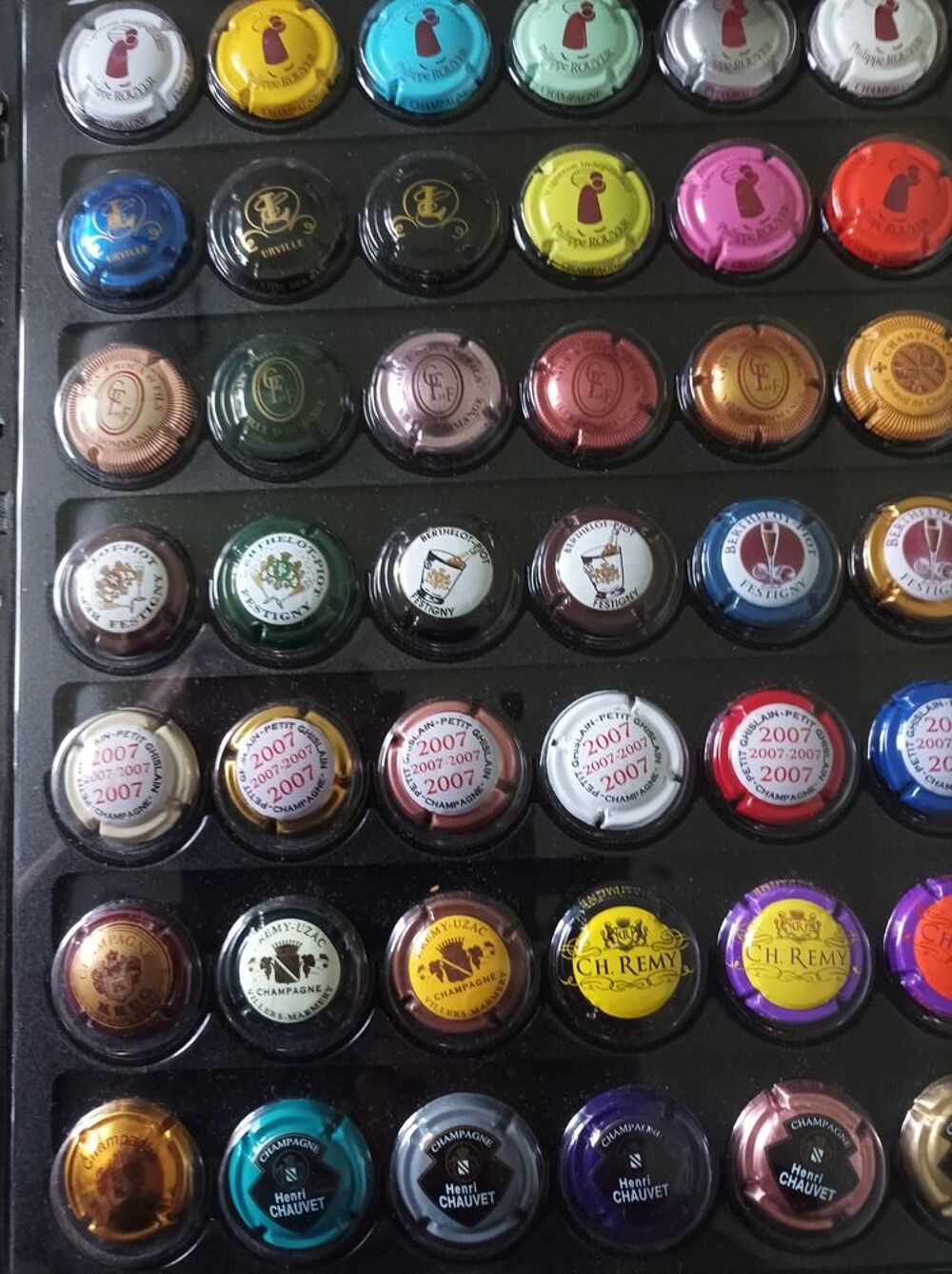 des milliers de capsules de champagne 
