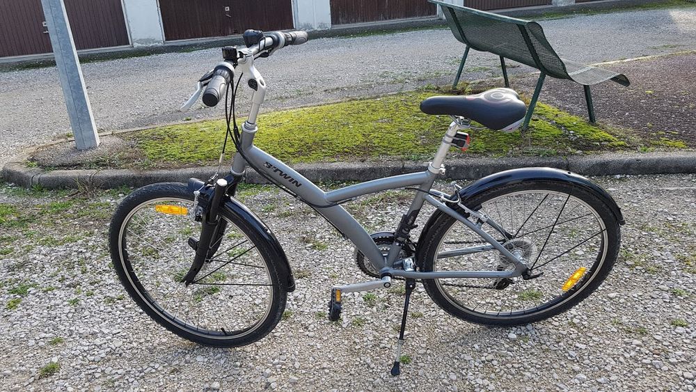 VELOS VTC taille M Plus 2 pneus chambre &agrave; air 26x1,20 Vélos
