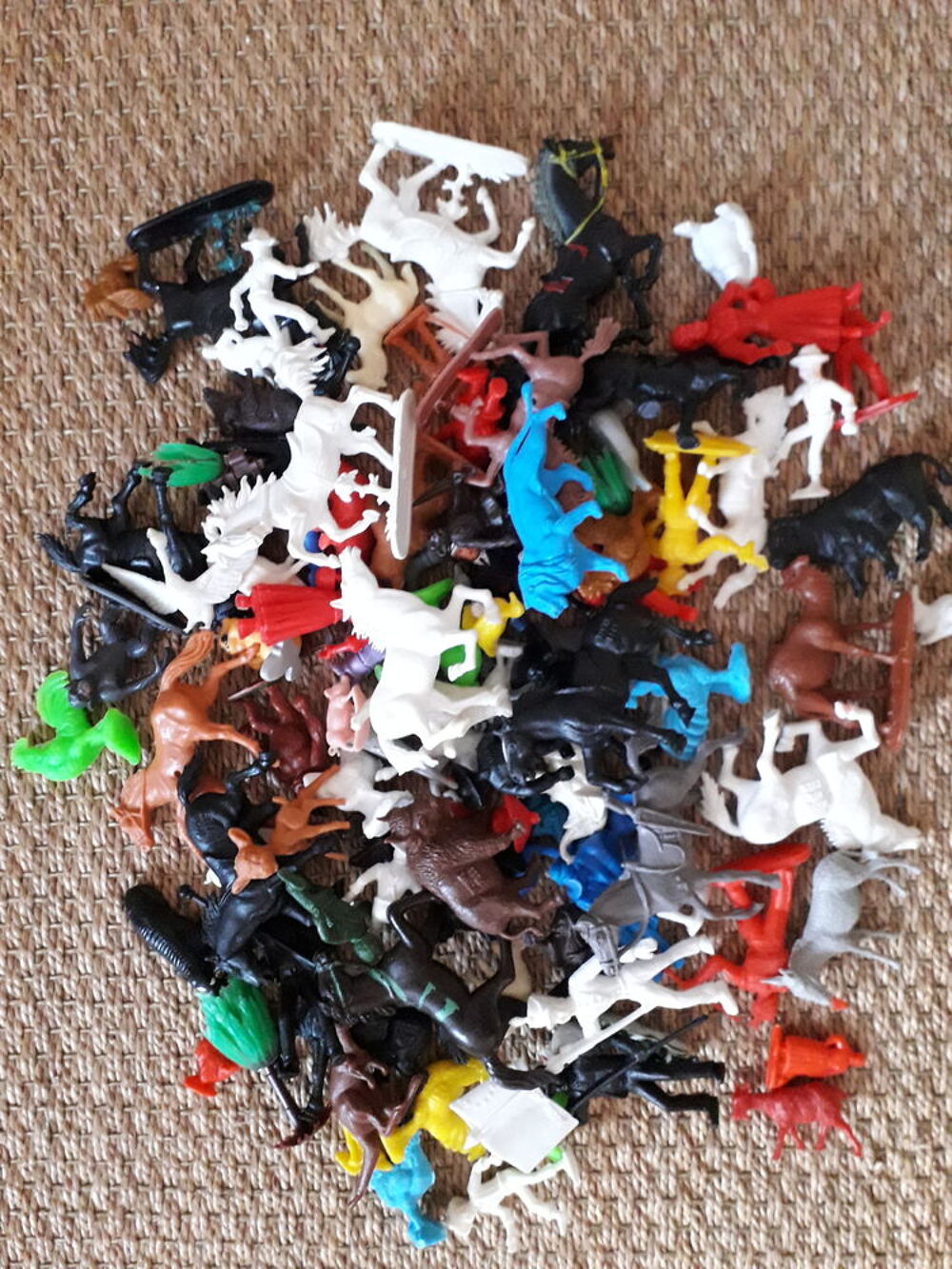 Lot de 99 figurines / personnages Jeux / jouets