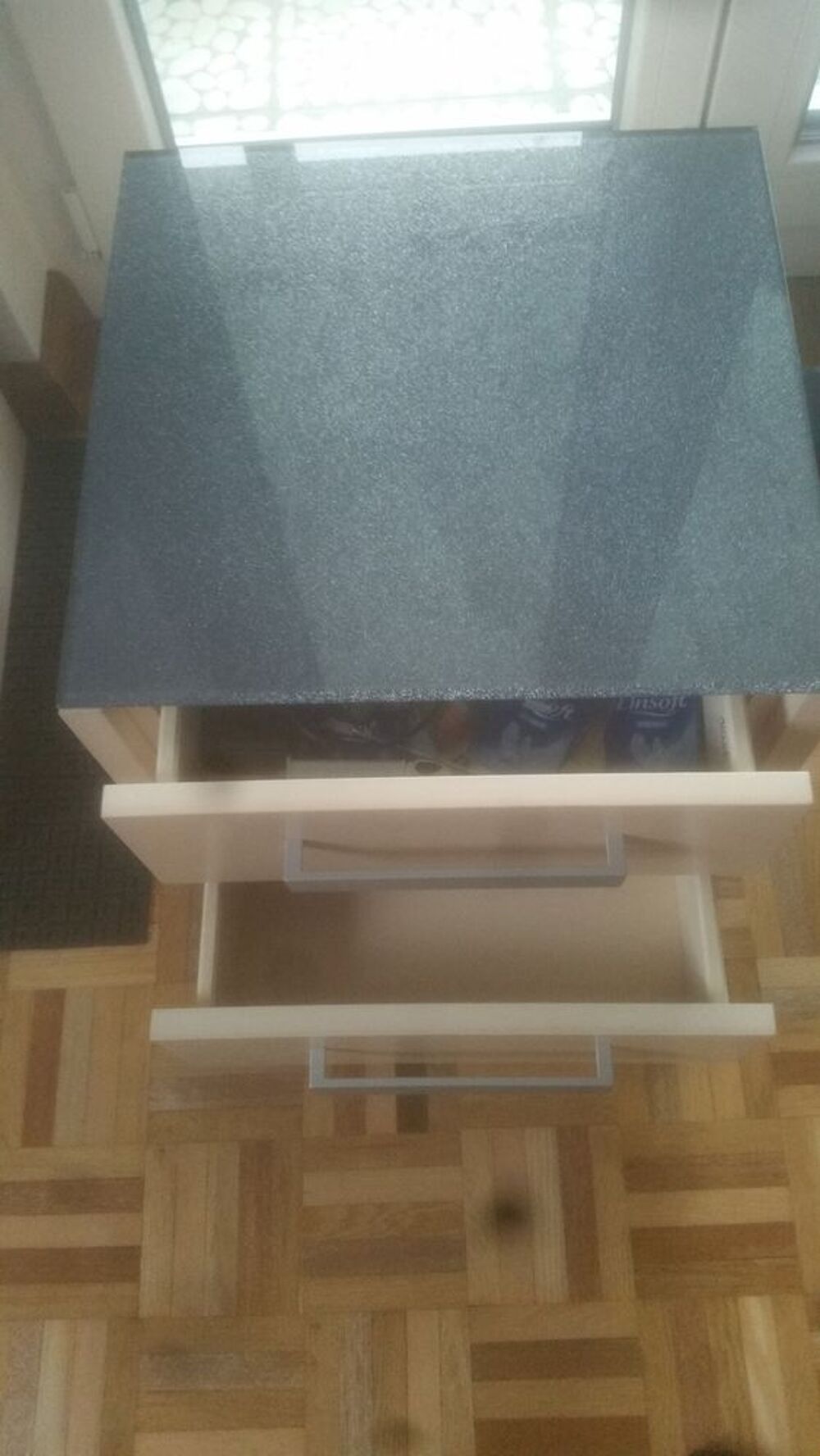 2 jolies tables de chevet 45x44 h 34.5 cm Meubles