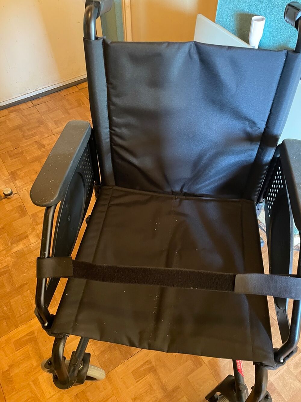 Fauteuil roulant noir confortable avec sangles Meubles