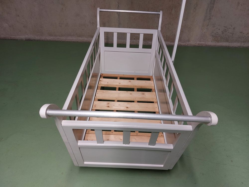 Lit b&eacute;b&eacute; en bois &agrave; roulettes vintage ann&eacute;es 1950 Mobilier enfants