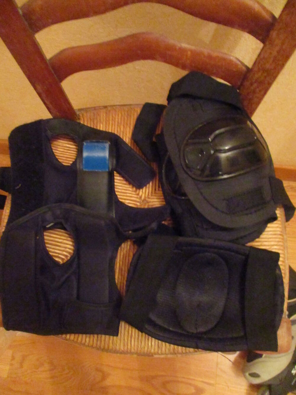 rollers pointure 39 plus et 2 paires de genouill&egrave;res Sports