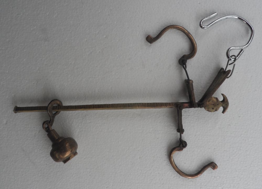 Tr&egrave;s ancienne balance Romaine en laiton (cuivre jaune) 
