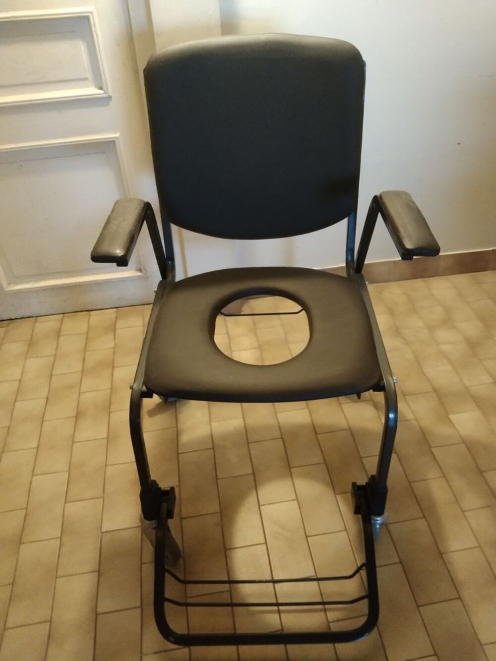 CHAISE PERCEE POUR PERSONNE A MOBILITE REDUITE Meubles