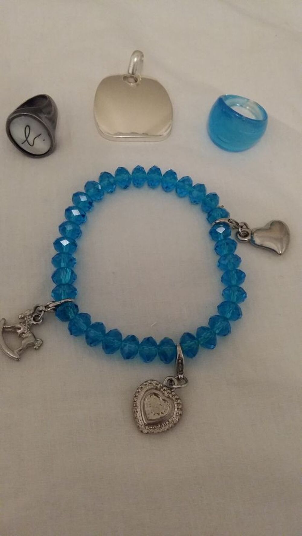 Tr&egrave;s beau bracelet bleu. Bague Agn&egrave;s b Bijoux et montres