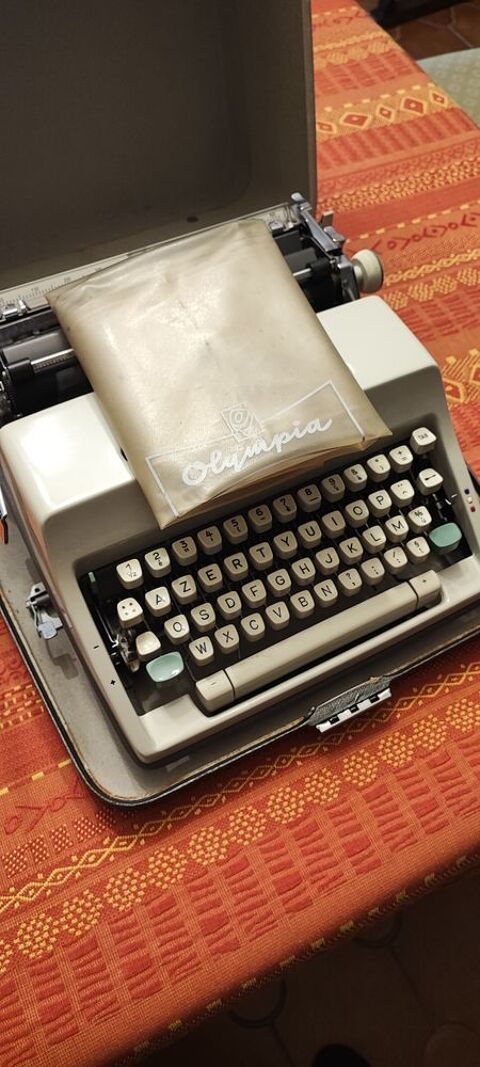 Machine à écrire portative Vintage Olympia 35 Cormontreuil (51)