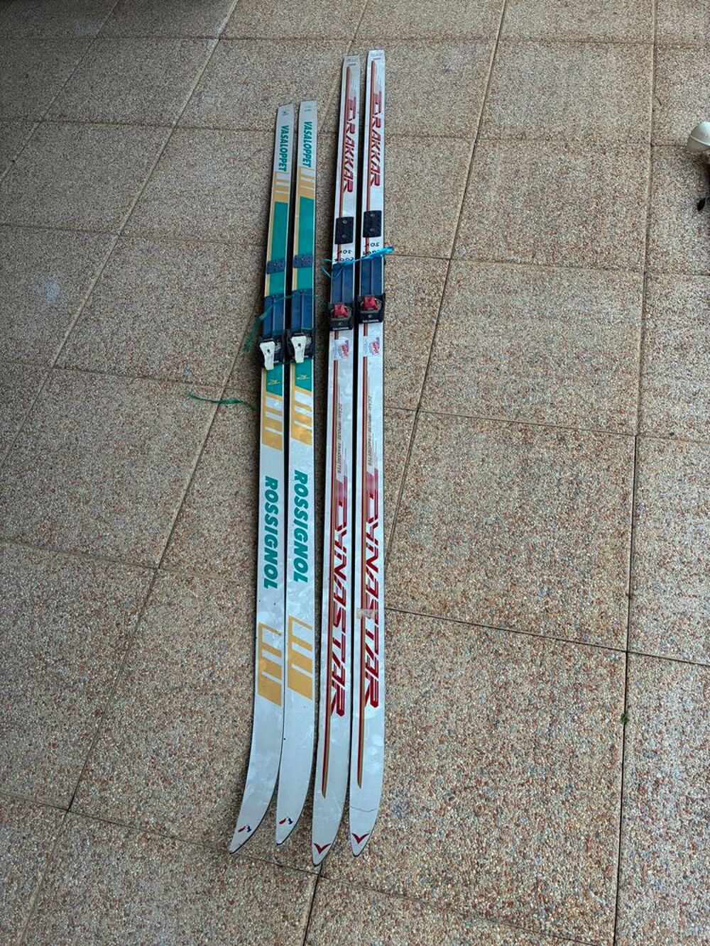 2x2 skis de fond +2 chaussures de ski et 4 battons de ski Sports
