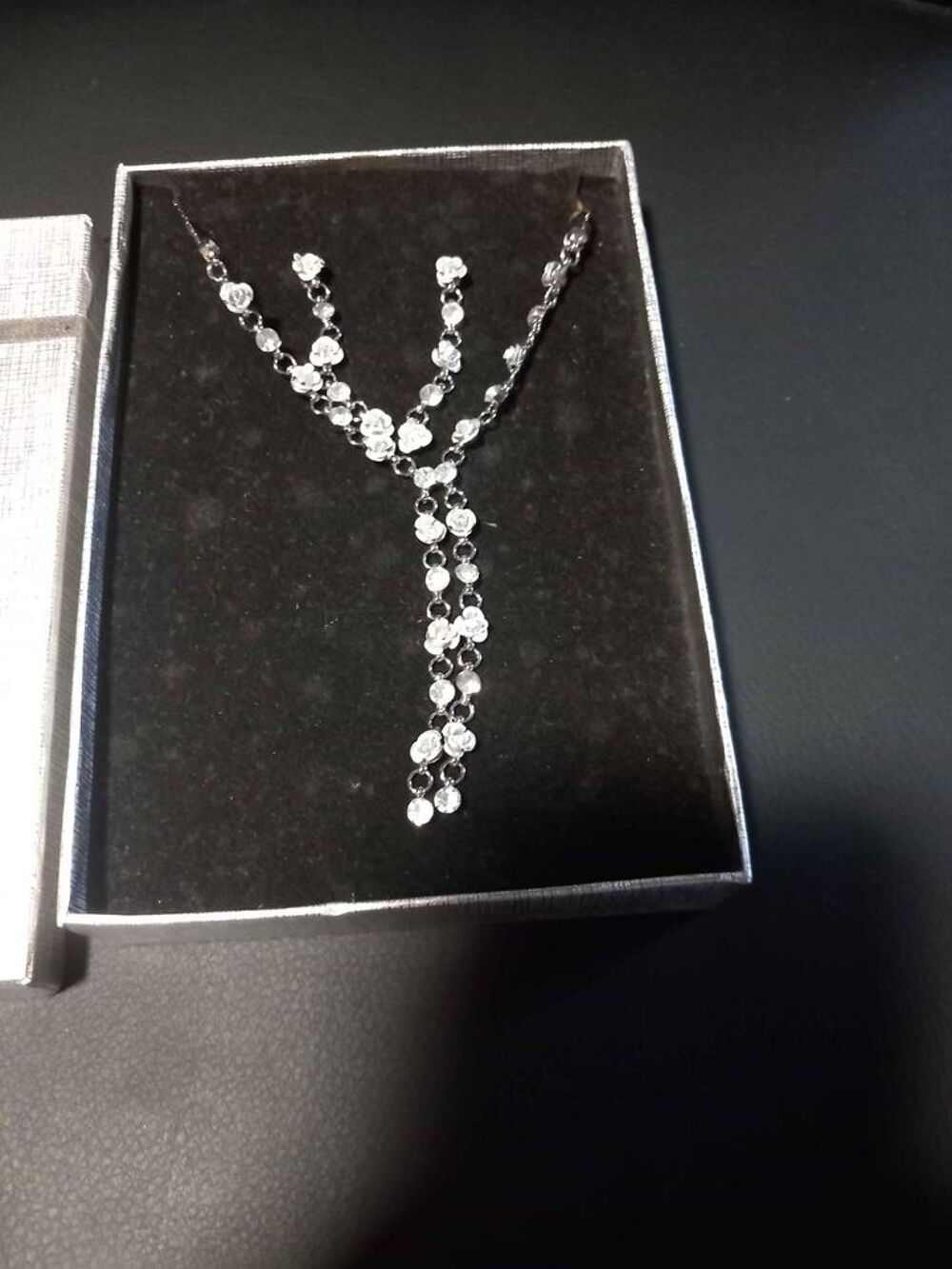 Collier avec boucles d'oreilles &agrave; fleurs argent&eacute; Bijoux et montres