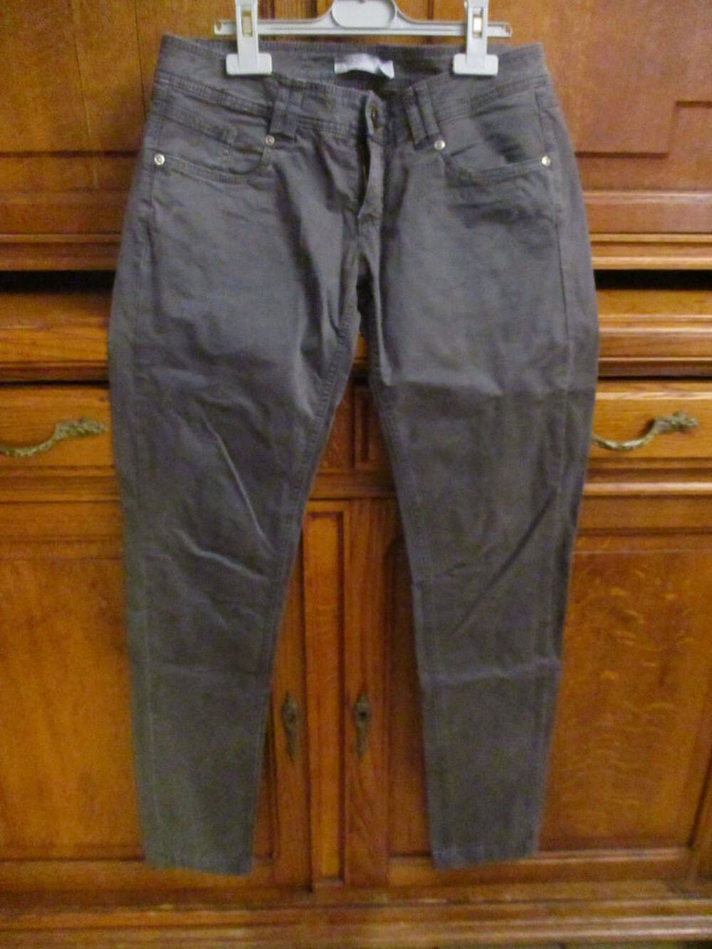 lot de 2 jeans bleu ou noir et un pantalon en toile gris Vêtements