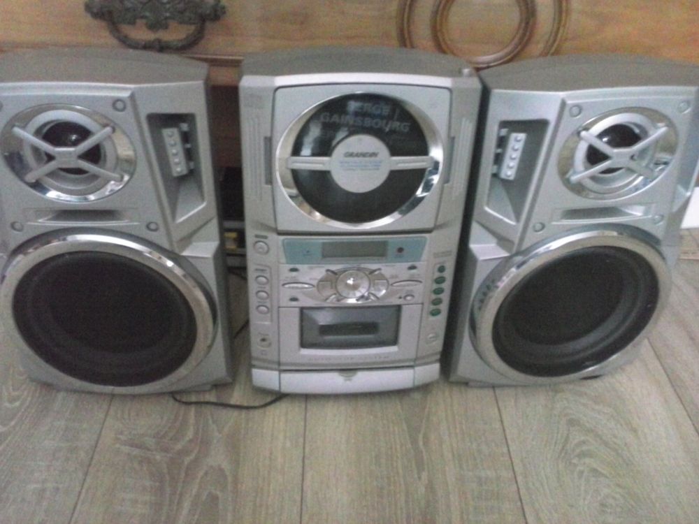 MINI CHAINE / Chaises Malgache / radio CD + Radiateur ... Meubles