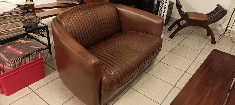 Canap&eacute; en cuir marrons et ses deux fauteuils
Meubles
