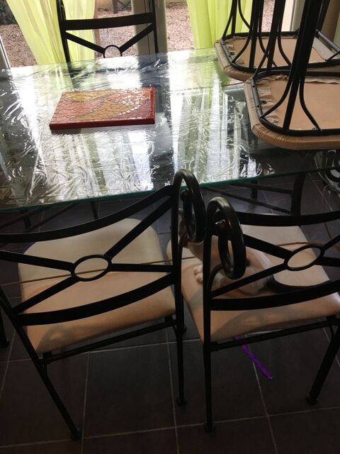 Affaire  saisir
Table en verre et fer forg + 6 chaises  120 Villeurbanne (69)