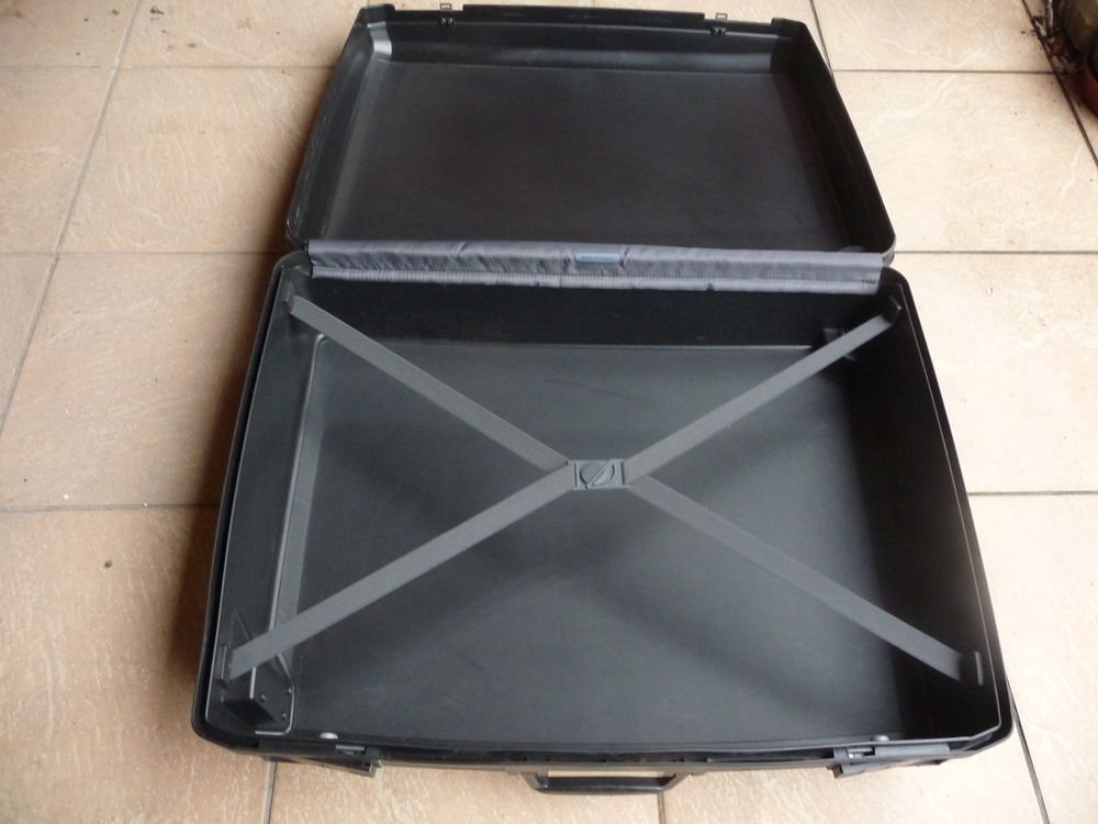 Grande valise noire Delsey Transat &agrave; roulettes
rigide Décoration
