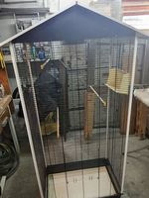   Cage . 1,60 m de hauteur, 70cm delargeur 42cm de profondeur  