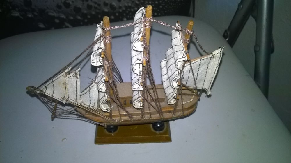 Maquette Bateau
3 Mats
16 cm de long
16 cm de haut
Décoration