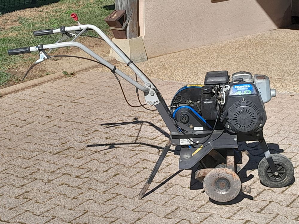 bineuse avec 4 griffes, &eacute;tat neuf, tr&egrave;s peu servi Jardin